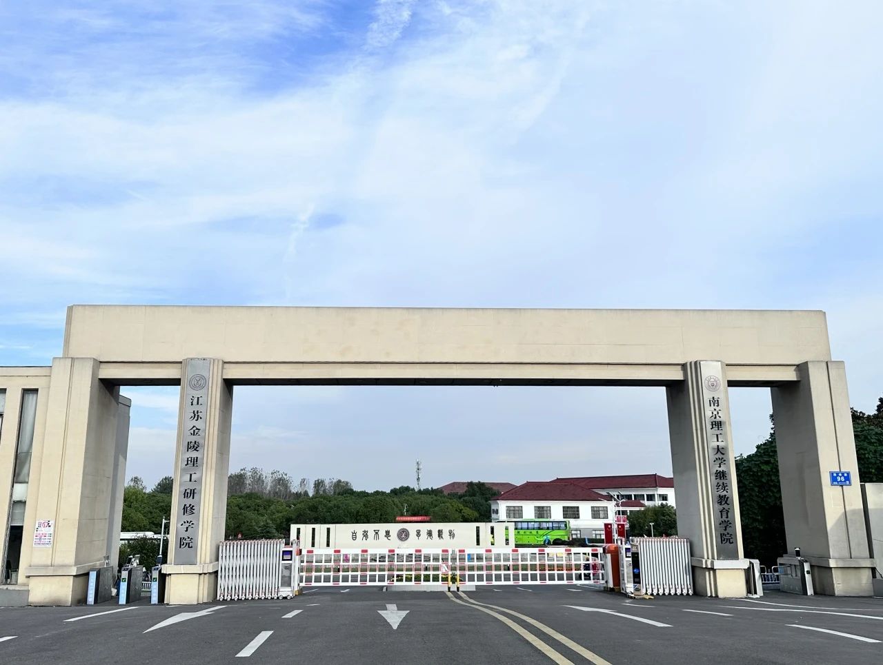 新東方封閉校區(qū)環(huán)境.jpg