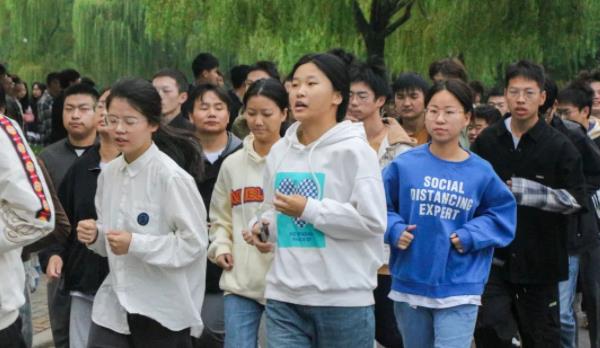 “云”做大學(xué)生，提前體驗(yàn)?zāi)翔F院的校園生活3.jpg
