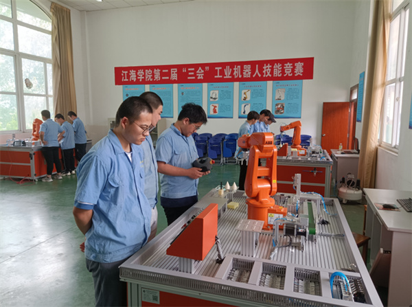 愛上江?！ぴ洪L說學院 _ 走進智能裝備與交通技術(shù)學院2.jpg
