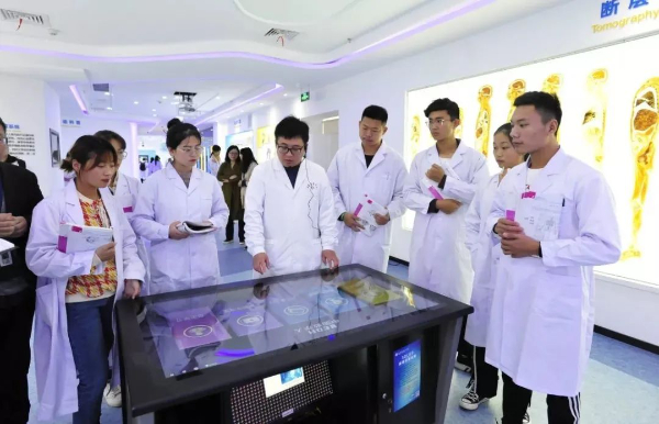 24招生季 ?專業(yè)巡禮 _ 醫(yī)學(xué)院：口腔醫(yī)學(xué)技術(shù)專業(yè)4.jpg