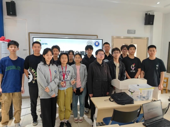 蘇州市第三中學(xué)攜手蘇州大學(xué)推出《玩轉(zhuǎn)STEM機(jī)器人》校本課程！.webp_副本.jpg