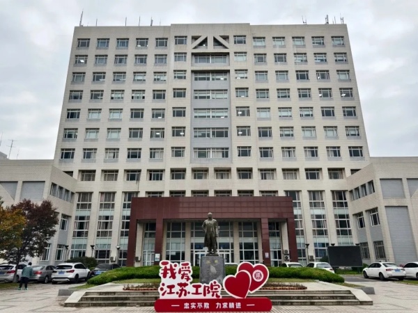 降溫了！快來看看江蘇工程職業(yè)技術(shù)學(xué)院的毛絨外套！31.webp_副本.jpg