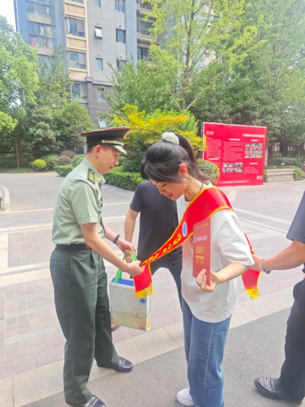 江蘇650分榜首學(xué)子接收信息支援部隊(duì)工程大學(xué)“成長(zhǎng)邀約”！.png