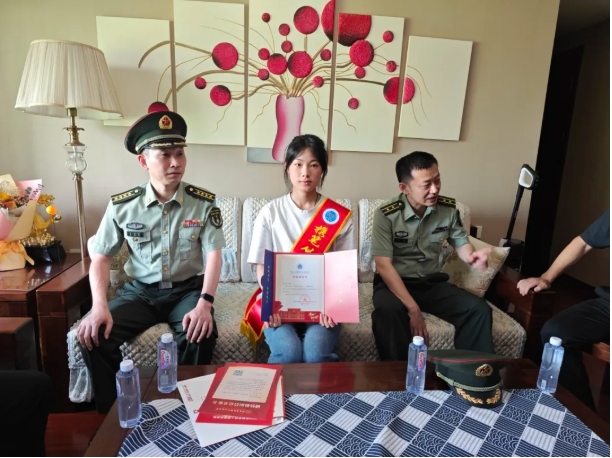 江蘇650分榜首學(xué)子接收信息支援部隊(duì)工程大學(xué)“成長(zhǎng)邀約”！6.png