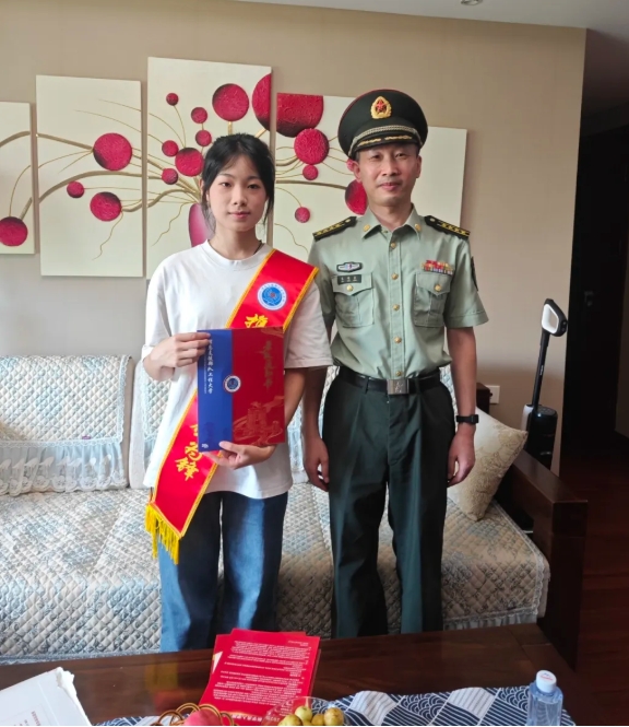江蘇650分榜首學(xué)子接收信息支援部隊(duì)工程大學(xué)“成長(zhǎng)邀約”！7.png